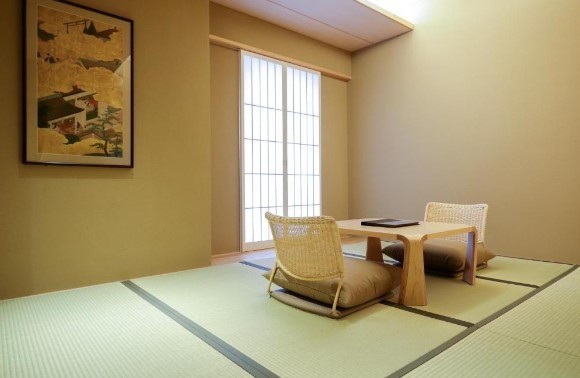 kaminarion ryokan room with japanese art on the walls