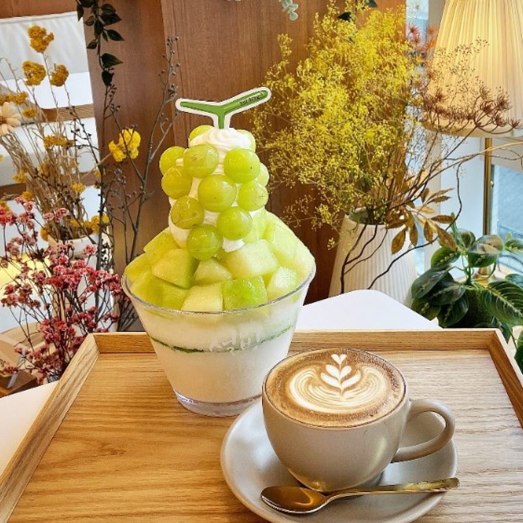 latte art and a fruit shaving ice dessert at sulbing in harajuku