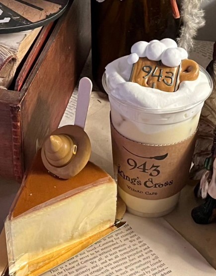 butter beer themed iced coffee with a cheesecake topped with a small wizard hat in seoul cafe