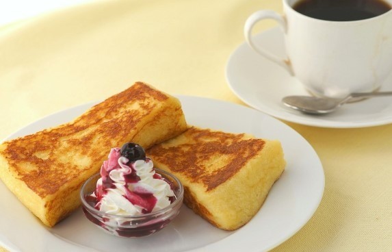 french toast with berry syrup at cafe in shinjuku