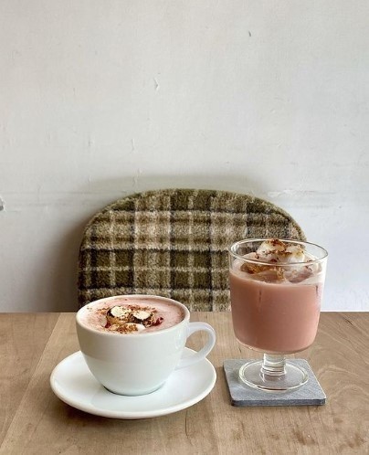 pink colored cafe with cinnamon at coto cafe in shinjuku