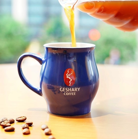 geshary coffee cup with coffee beans