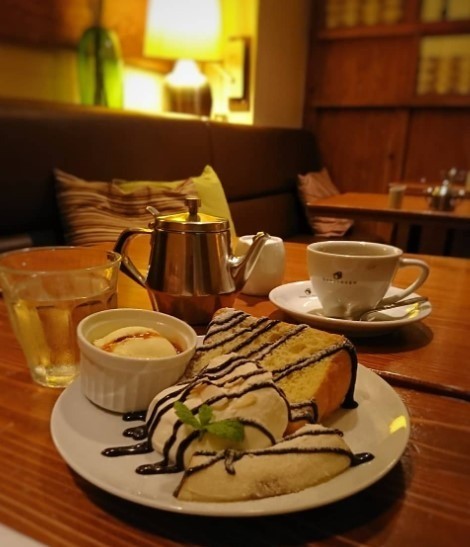 ice cream and bread with coffee