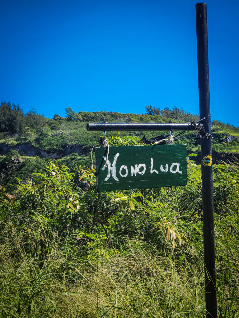 honolua bay sign marker in maui with lush greenery